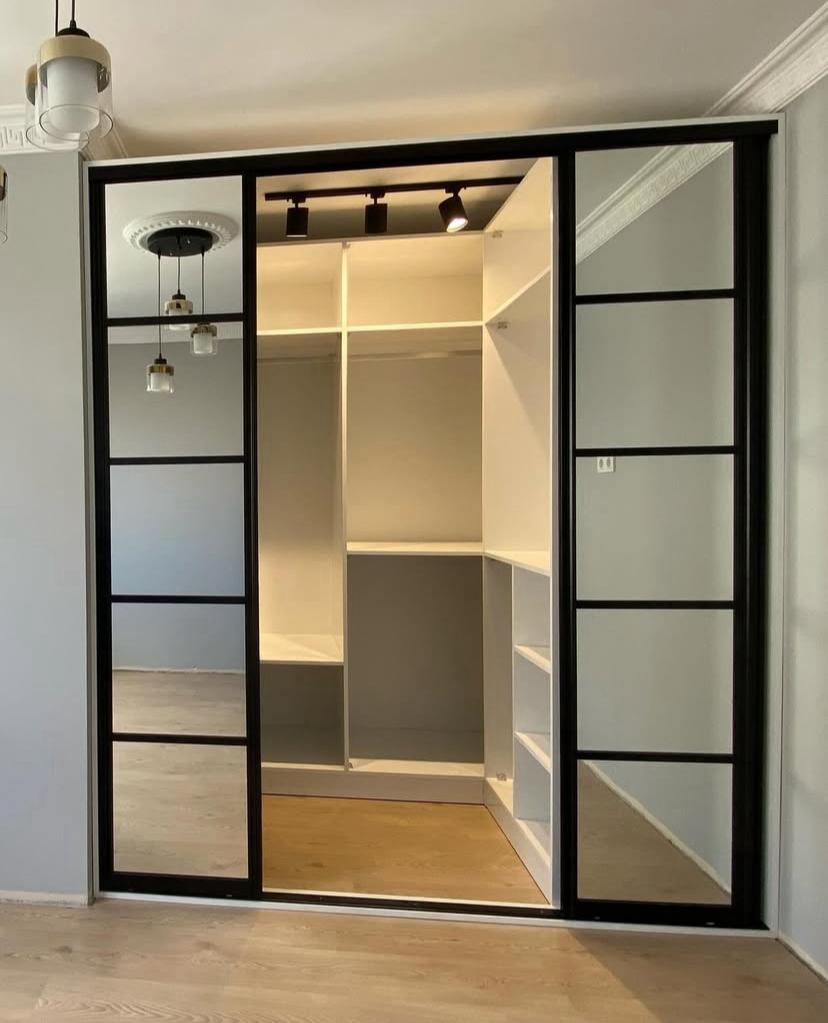 Sıcak ahşap sehpa, mat siyah ayaklar ve rahat oturma odası ortamında pürüzsüz yüzey