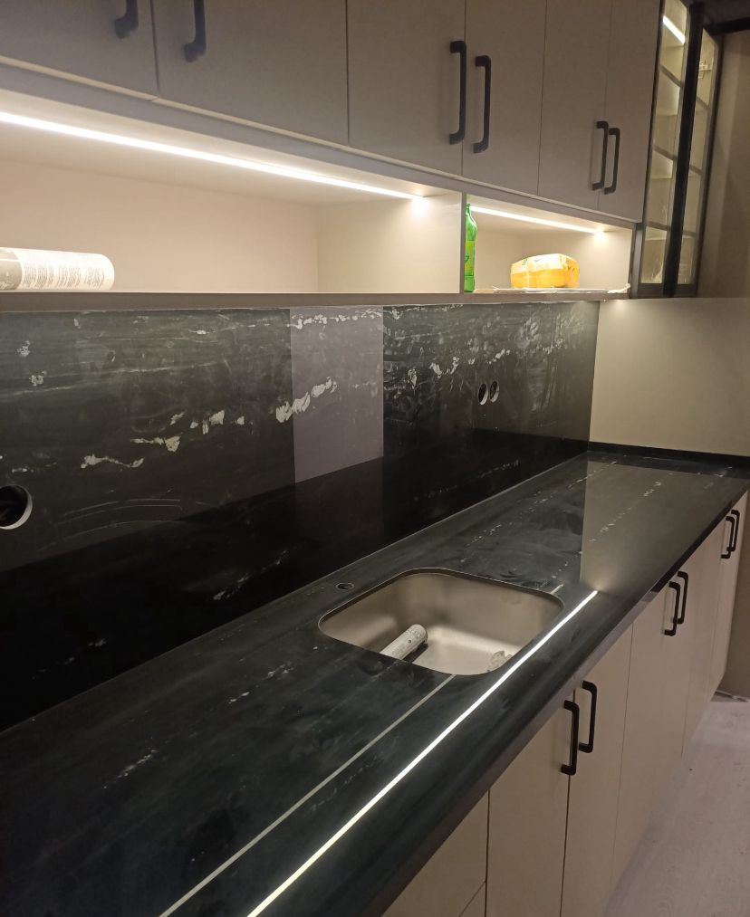 Modern yemek odasında derin lacivert minderli, fildişi yemek sandalyesi ve ahşap ayaklar